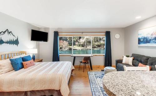 Cozy Studio Cottage on the River