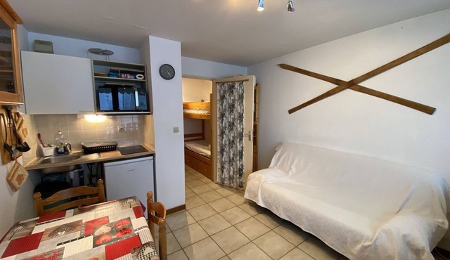 Cozy Studio for 4 with South Exposure, Ski Access, Balcony, and Modern Amenities
