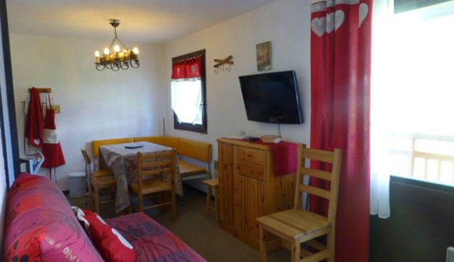 Cozy Studio for 4 in Alpe d'Huez Center, Near Ski Lifts, East-Facing Balcony, Pet-Friendly