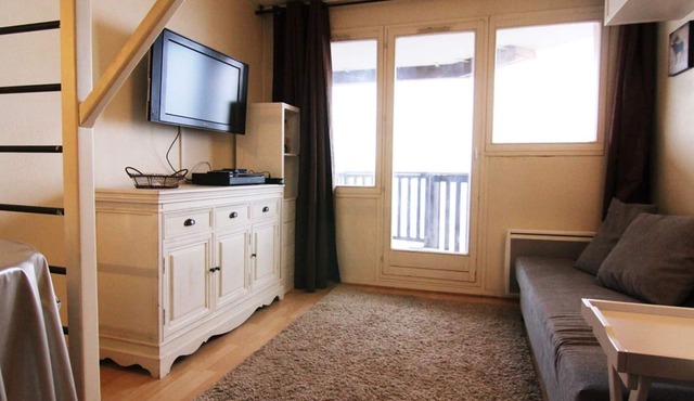 Cozy Studio for 4 with South-Facing Balcony, Near Ski Lifts and Shops — Pet Friendly