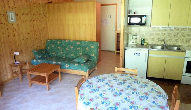 Cozy studio with access to communal pool near slopes