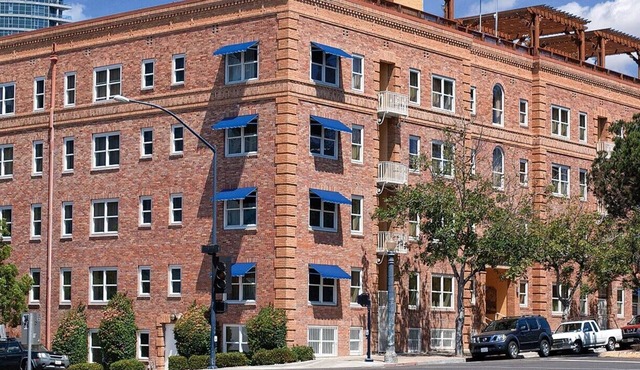 Cozy studio hotel room in downtown San Diego. Sleeps up to 3