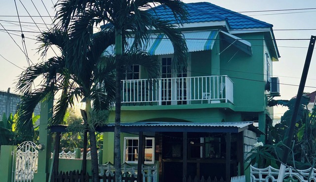 Cozy studio in tranquil Ocho Rios with refreshing A/C with a wonderful loft bed!