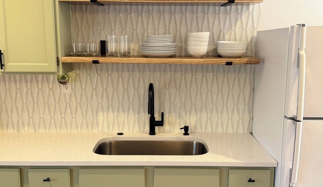 Cozy studio in Washington with WiFi, AC, close to restaurants & shopping.