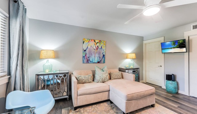 Cozy Studio Large Pool w/a Private Courtyard and a 5 Min Walk to the Beach