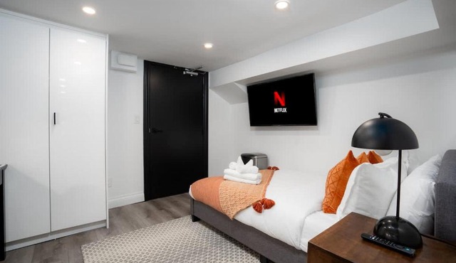Cozy Studio Near High Park Dining & Transit