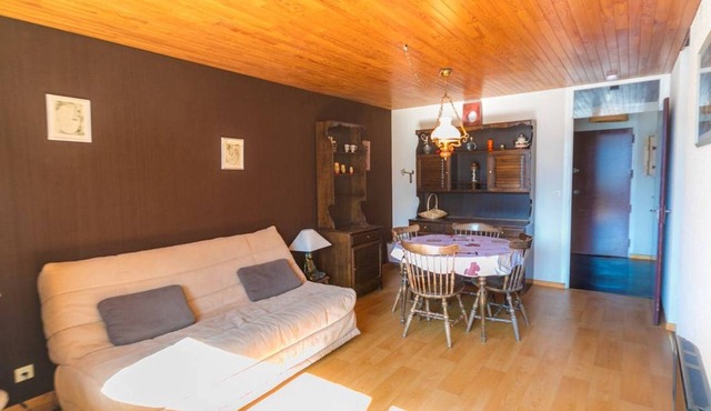 Cozy Studio near Vars Les Claux Slopes, Private Parking, Sleeps 4