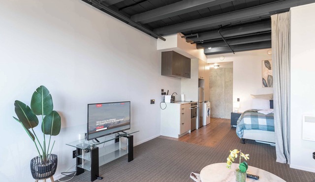 Cozy Studio - Private Balcony, Bath and Tub