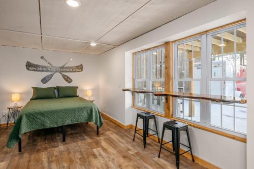 Cozy Studio-Spider-Beach-Pontoon & Paddle-Near TC!