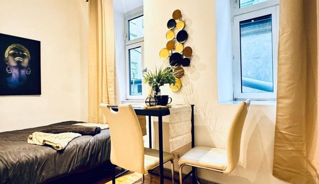 Cozy Studio Stay Two | Near Historic Rathausplatz