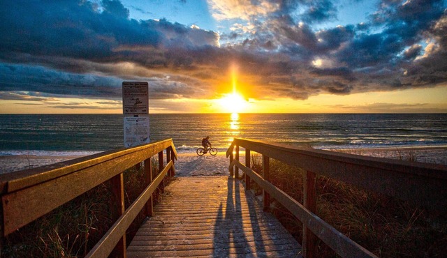 Cozy Studio Type Cottage. Steps from Beach. Heated Pool. Short Walk to Johns Pass.