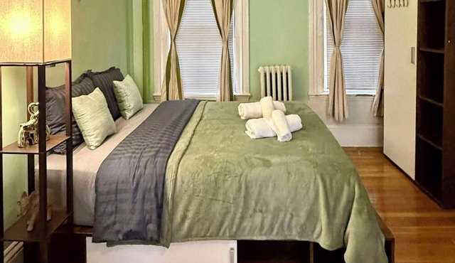 Cozy Studio w/Full Kitchen, Close to MGH, Walkable Train Lines