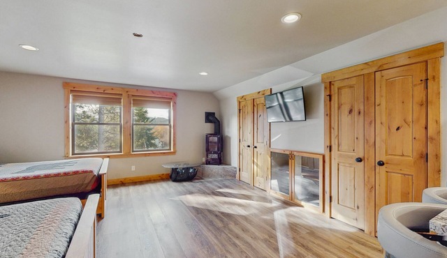 Cozy studio w/fully stocked kitchen, wifi & great location