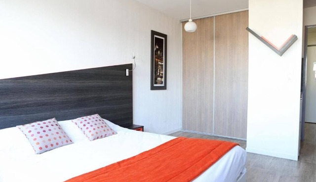 Cozy Studio with Modern Kitchenette w/Convenient Access to Tramway T7