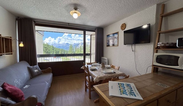 Cozy Studio with Balcony, Near Slopes, Sleeps 4, Montgenèvre