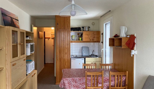 Cozy Studio with Balcony, Near Slopes and Shops, Ski-in/Ski-out Access