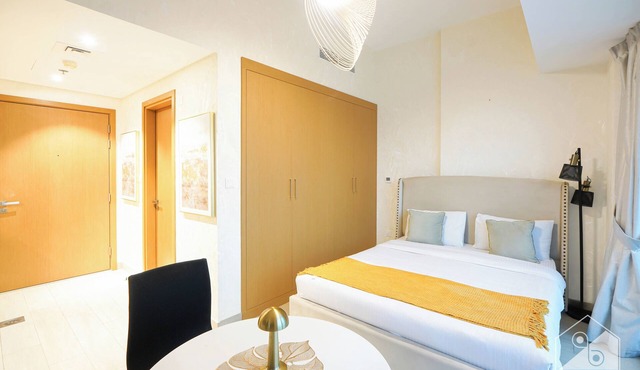 Cozy Studio with Balcony & Burj Khalifa View