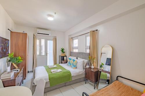 Cozy Studio with Balcony Netflix Free Access to POOL and GYM 100mbps