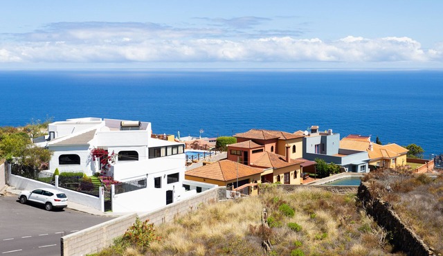 Cozy studio with breathtaking sea and Teide views, quiet neighborhood.
