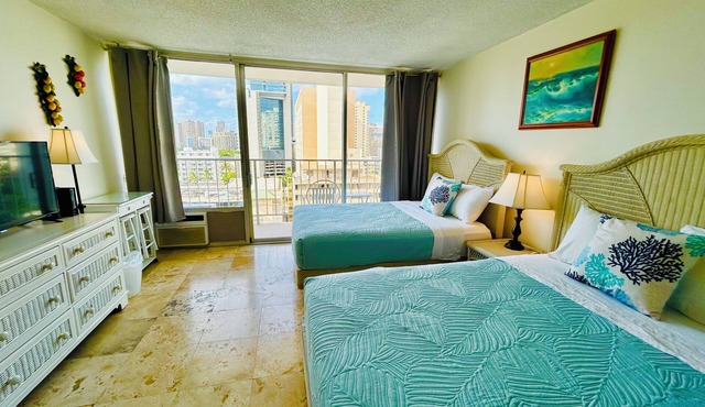 Cozy Studio with FREE Parking in Heart of Waikiki!