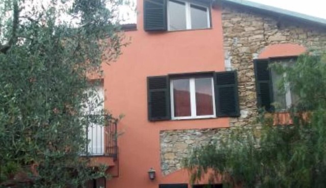 Cozy studio with large terrace overlooking the countryside a few kilometers from the sea. Typical residence