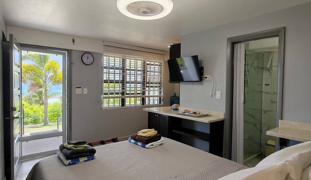 Cozy Studio with Seaview. Beach nearby/On-site car rental/Very comfortable bed