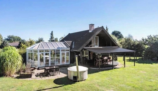 Cozy summerhouse with sunroom in Nødebohuse