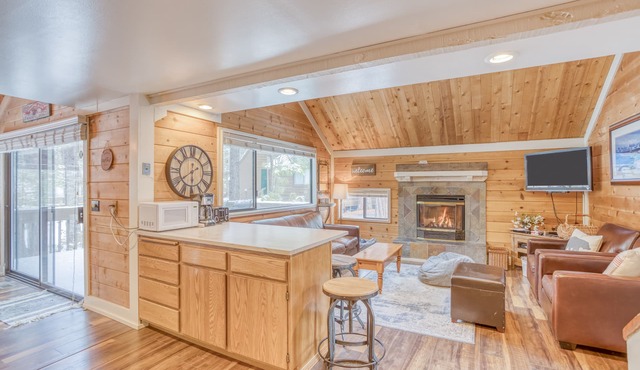 Cozy Sunriver Home Close to SHARC with SHARC Passes, Bikes, and Dogs Ok!