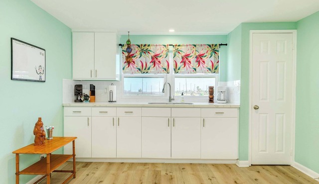 Cozy Surfside Beach Shack Near Waves and Dining