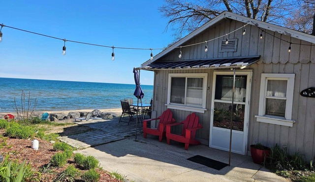 Cozy Surfside Cottage on Great Lake Huron