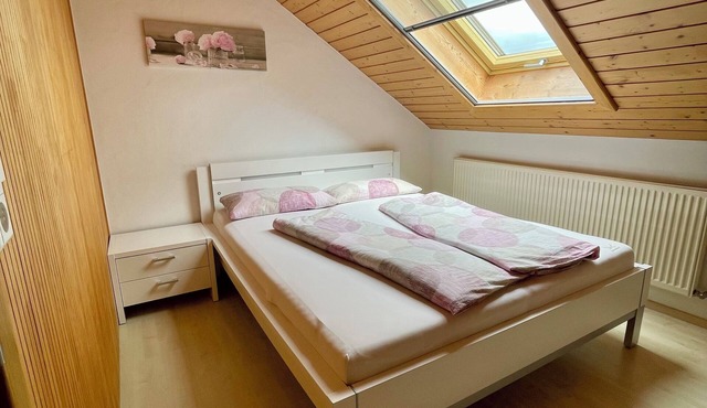 Cozy top floor vacation apartment, spacious outdoor area in a quiet location