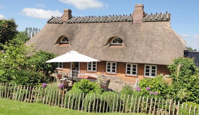 Cozy thatched-roof house "Steernkiekers Hus" with lovingly landscaped garden in the idyllic countryside of Steinbergkirche, only 4 km from the Baltic Sea