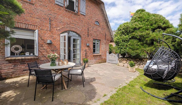 Cozy thatched-roof vacation apartment "Likedeeler" on Sylt with terrace & parking space