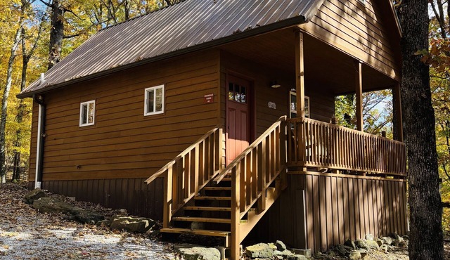 Cozy tiny cabin nestled in a little woodland village - playground & pond access