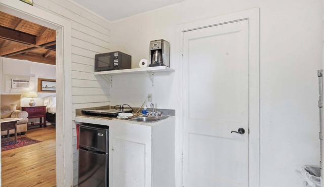 Cozy Tiny Home-Ideal for Couples & Solo Travelers