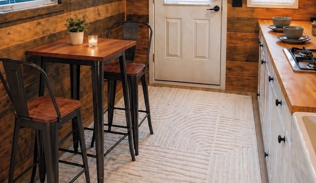 Cozy Tiny Home Retreat. Hot Tub, Fire Pit, Near Weiss Lake