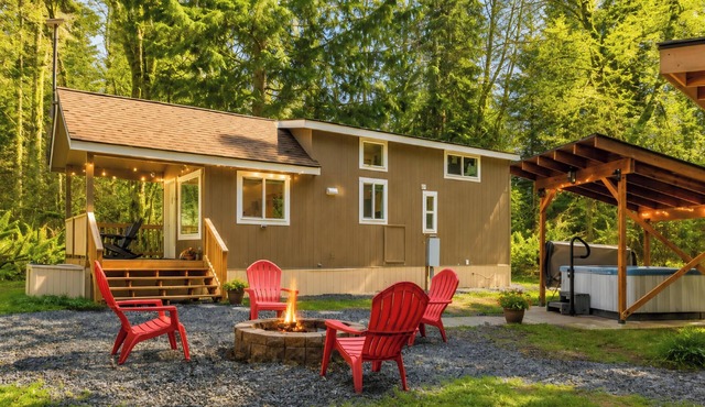 Cozy Tiny Home w/Hot tub and firepit close to Mt. Rainer Nat.Park & Restaurants