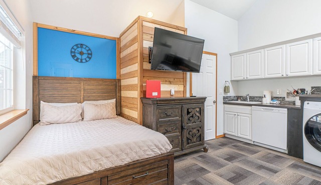 Cozy Tiny-Home with Big Heart! BBQ, 2Beds, WIFI, Pet Friendy!