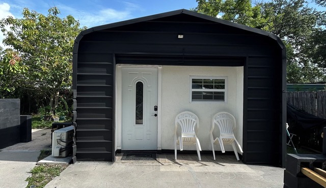 Cozy tiny house escape in sunny Orlando with WiFi, AC, and all you need to relax