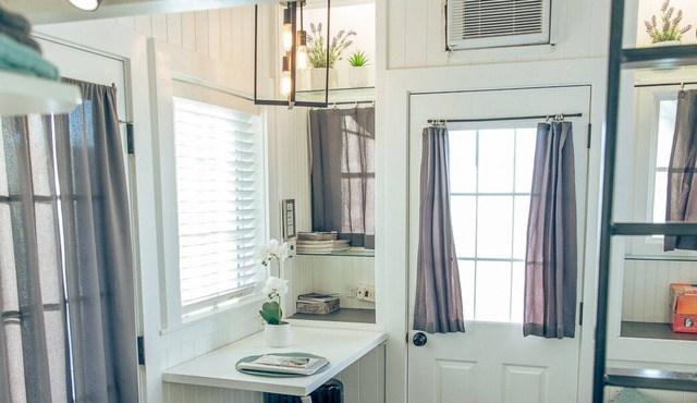 Cozy tiny house! Hot tub and super convenient location.