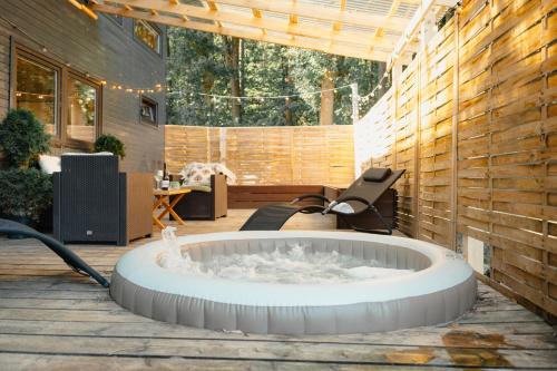 Cozy Tiny House with Summer Whirlpool by WagnerStays