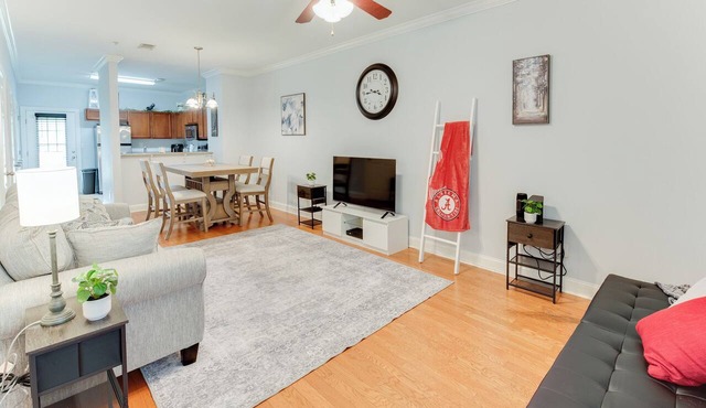 Cozy Townhome with Pool & Gym, 3.2 Miles from UA