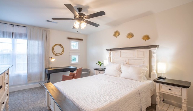 Cozy townhouse close to downtown, F&M Arena, APSU! Sleeps 8!