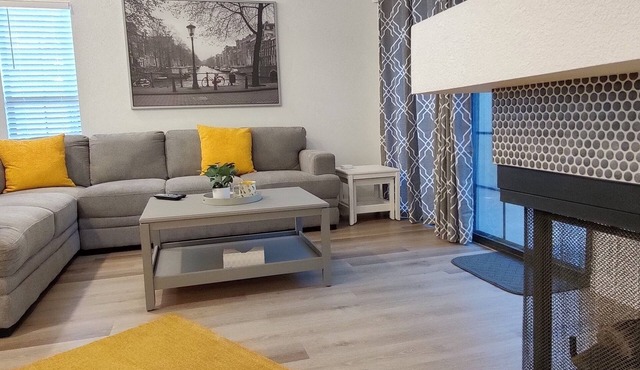 Cozy Townhouse ten minutes from airport and strip
