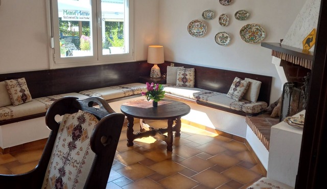 Cozy Traditional Greek one bed Flat, 7 min Away From Airport 50ft to the Beach