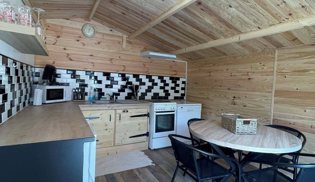Cozy trailer with private cabin (kitchen/bathroom)