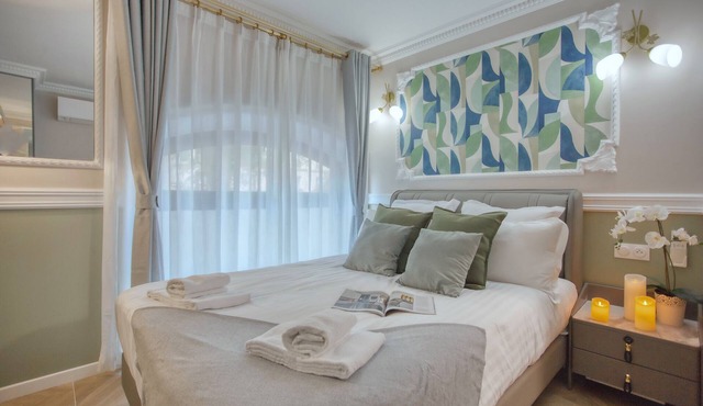 Cozy Triplex 250m² 6BR Modern w/Aircon Modern-NEW