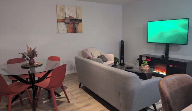 Cozy Two Bedroom Basement Suite for 4