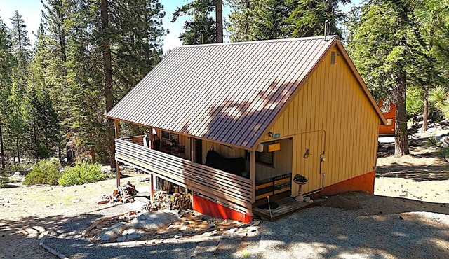 Cozy two bedroom cabin with hearty Firewood Stove/Game Room