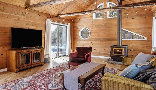 Cozy, Unique Geodesic Home in La Pine has Wood Stove, Private Deck, Hot Tub!